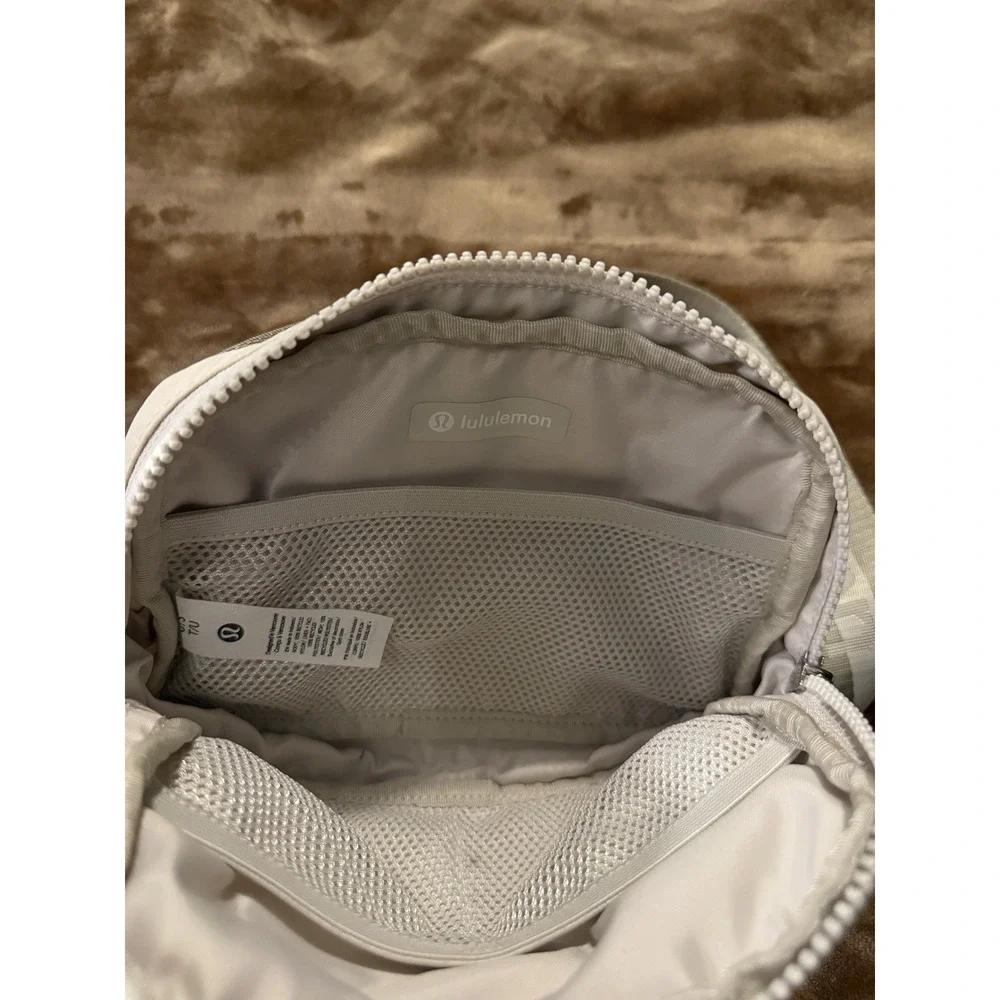 lululemon White Crossbody Bag Zip Closure Adjustable Strap Pockets Lined
